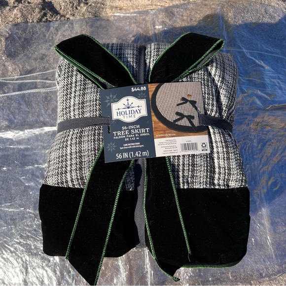 ⬇️HOLIDAY TIME NWT Tree Skirt Size 56” Color Black & White Plaidish Pattern - Picture 1 of 5